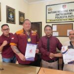 Doc. Kuswandi Bin Tasmin bersama tim pendamping hukum dari FERADI WPI–Subur Jaya usai mengikuti agenda klarifikasi di Satreskrim Polresta Pati. Dalam kesempatan tersebut, tim pendamping menunjukkan dokumen terkait perkara yang sedang ditangani dan pendampingan hukum terhadap Kuswandi.