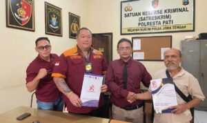 Doc. Kuswandi Bin Tasmin bersama tim pendamping hukum dari FERADI WPI–Subur Jaya usai mengikuti agenda klarifikasi di Satreskrim Polresta Pati. Dalam kesempatan tersebut, tim pendamping menunjukkan dokumen terkait perkara yang sedang ditangani dan pendampingan hukum terhadap Kuswandi.