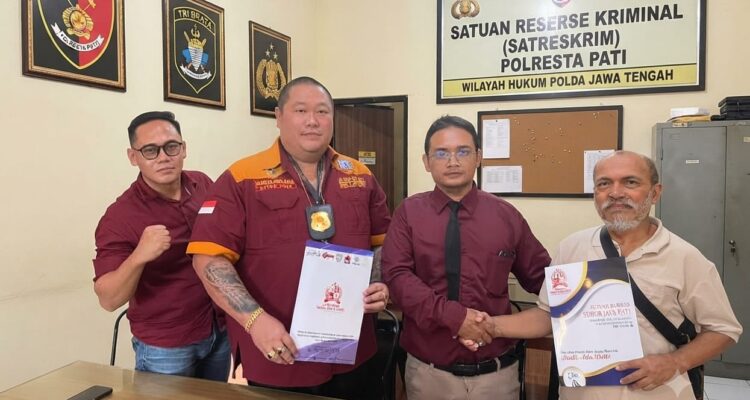 Doc. Kuswandi Bin Tasmin bersama tim pendamping hukum dari FERADI WPI–Subur Jaya usai mengikuti agenda klarifikasi di Satreskrim Polresta Pati. Dalam kesempatan tersebut, tim pendamping menunjukkan dokumen terkait perkara yang sedang ditangani dan pendampingan hukum terhadap Kuswandi.