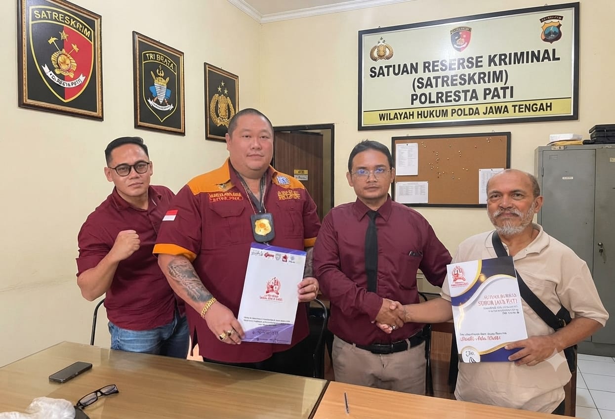 Doc. Kuswandi Bin Tasmin bersama tim pendamping hukum dari FERADI WPI–Subur Jaya usai mengikuti agenda klarifikasi di Satreskrim Polresta Pati. Dalam kesempatan tersebut, tim pendamping menunjukkan dokumen terkait perkara yang sedang ditangani dan pendampingan hukum terhadap Kuswandi.