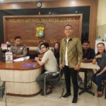 Doc. Tim LBH FERADI bersama Farida Normayanti berada di Polres Metro Jakarta Utara dalam proses pendampingan pelaporan dugaan tindak pidana pemalsuan dan pengrusakan. Proses tersebut kemudian dilanjutkan dengan olah tempat kejadian perkara (TKP) sebelum tanda terima Laporan Polisi diterbitkan oleh pihak kepolisian.