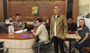 Doc. Tim LBH FERADI bersama Farida Normayanti berada di Polres Metro Jakarta Utara dalam proses pendampingan pelaporan dugaan tindak pidana pemalsuan dan pengrusakan. Proses tersebut kemudian dilanjutkan dengan olah tempat kejadian perkara (TKP) sebelum tanda terima Laporan Polisi diterbitkan oleh pihak kepolisian.
