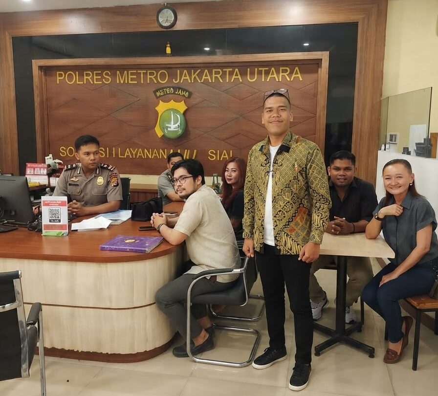 Doc. Tim LBH FERADI bersama Farida Normayanti berada di Polres Metro Jakarta Utara dalam proses pendampingan pelaporan dugaan tindak pidana pemalsuan dan pengrusakan. Proses tersebut kemudian dilanjutkan dengan olah tempat kejadian perkara (TKP) sebelum tanda terima Laporan Polisi diterbitkan oleh pihak kepolisian.