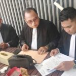 Doc. BEKASI, 10 September 2026 — Tiga advokat FERADI WPI, Revan Pratama Wijaya, Erwin Maulana, dan Ganda Subrata, tampak berdiskusi di sela aktivitas persidangan di Pengadilan Negeri Cikarang. Ketiganya terlihat membahas sejumlah hal terkait penanganan perkara yang tengah mereka jalani.