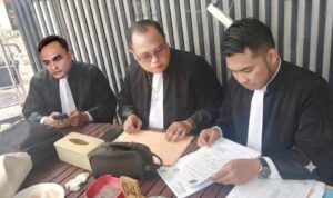 Doc. BEKASI, 10 September 2026 — Tiga advokat FERADI WPI, Revan Pratama Wijaya, Erwin Maulana, dan Ganda Subrata, tampak berdiskusi di sela aktivitas persidangan di Pengadilan Negeri Cikarang. Ketiganya terlihat membahas sejumlah hal terkait penanganan perkara yang tengah mereka jalani.