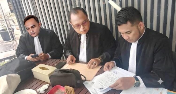 Doc. BEKASI, 10 September 2026 — Tiga advokat FERADI WPI, Revan Pratama Wijaya, Erwin Maulana, dan Ganda Subrata, tampak berdiskusi di sela aktivitas persidangan di Pengadilan Negeri Cikarang. Ketiganya terlihat membahas sejumlah hal terkait penanganan perkara yang tengah mereka jalani.