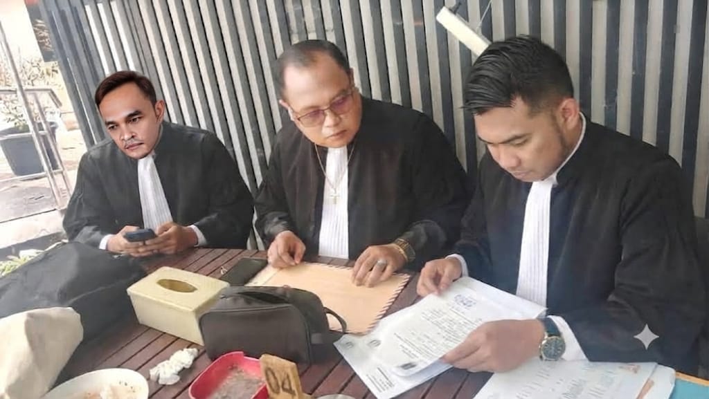 Doc. BEKASI, 10 September 2026 — Tiga advokat FERADI WPI, Revan Pratama Wijaya, Erwin Maulana, dan Ganda Subrata, tampak berdiskusi di sela aktivitas persidangan di Pengadilan Negeri Cikarang. Ketiganya terlihat membahas sejumlah hal terkait penanganan perkara yang tengah mereka jalani.