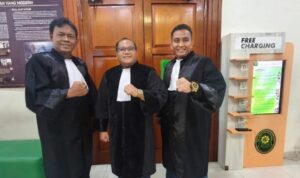 Trio Advokat FERADI WPI Hadir di PN Cikarang, Alpiner, Daud dan Revan Jalani Pendampingan Hukum Doc. Tiga advokat FERADI WPI, Alpiner Marhusor Siahaan, Daud JR Sitohang, dan Revan Pratama Wijaya, berada di Pengadilan Negeri Cikarang dalam rangka menjalankan aktivitas profesional dan pendampingan hukum. Ketiganya hadir bersama dalam agenda hukum yang berlangsung di PN Cikarang pada Kamis (10/9/2026).