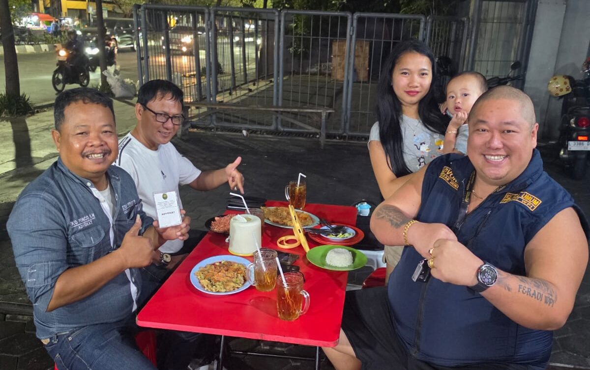 Doc. Ketua Umum DPP FERADI WPI Donny Andretti, Wakil Ketua Umum DPP FERADI WPI M. Arifin, dan Ketua DPC FERADI WPI Kabupaten Mojokerto Eko Ponco, bersama keluarga dalam kegiatan santap malam sekaligus pembahasan penguatan jaringan Pusat Bantuan Hukum (PBH) Area FERADI WPI di Surabaya, Kamis, 10 September 2026.