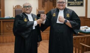 Doc. Dua advokat FERADI WPI saat menjalankan agenda profesional di Pengadilan Negeri Jakarta Pusat, mengenakan atribut persidangan dan menunjukkan kebersamaan dalam menjalankan tugas profesi hukum. Momen tersebut mencerminkan semangat solidaritas, profesionalitas, dan komitmen dalam menjalankan aktivitas advokasi sesuai ketentuan hukum dan kode etik profesi.