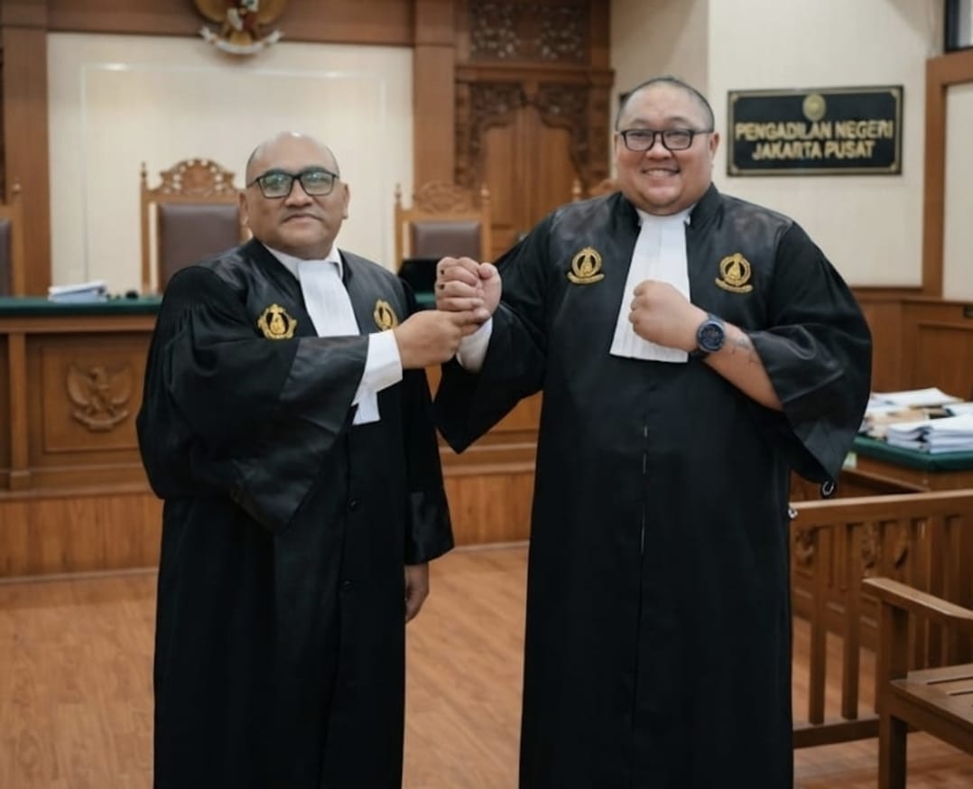 Doc. Dua advokat FERADI WPI saat menjalankan agenda profesional di Pengadilan Negeri Jakarta Pusat, mengenakan atribut persidangan dan menunjukkan kebersamaan dalam menjalankan tugas profesi hukum. Momen tersebut mencerminkan semangat solidaritas, profesionalitas, dan komitmen dalam menjalankan aktivitas advokasi sesuai ketentuan hukum dan kode etik profesi.
