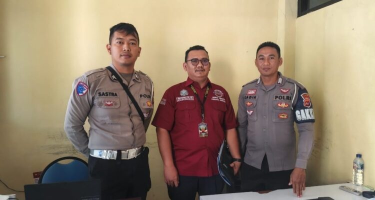 Doc. Kuasa hukum Marsidi, Ahmad Muharom, bersama pihak kepolisian usai mengikuti agenda penyelesaian perkara kecelakaan lalu lintas melalui pendekatan keadilan restoratif di Polres Sumbawa, Sabtu, 12 September 2026.