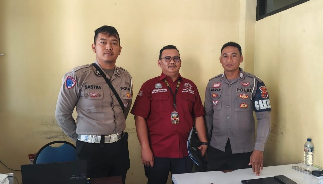 Doc. Kuasa hukum Marsidi, Ahmad Muharom, bersama pihak kepolisian usai mengikuti agenda penyelesaian perkara kecelakaan lalu lintas melalui pendekatan keadilan restoratif di Polres Sumbawa, Sabtu, 12 September 2026.
