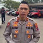 Doc. Kapolsek Kawasan Pelabuhan Laut (KPL) Banjarmasin Kompol Dr. M. Abd. Rauf saat memberikan keterangan terkait perkembangan penanganan dan koordinasi pencarian Kapal Virgo Transport 8 di kawasan Pelabuhan Trisakti Banjarmasin.