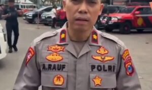 Posko SAR Bersama Didirikan di Pelabuhan Trisakti, Keluarga Penumpang Virgo Transport 8 Menunggu Kabar Doc. Kapolsek Kawasan Pelabuhan Laut (KPL) Banjarmasin Kompol Dr. M. Abd. Rauf saat memberikan keterangan terkait perkembangan penanganan dan koordinasi pencarian Kapal Virgo Transport 8 di kawasan Pelabuhan Trisakti Banjarmasin.