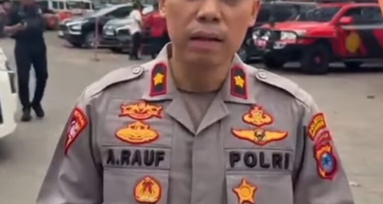 Doc. Kapolsek Kawasan Pelabuhan Laut (KPL) Banjarmasin Kompol Dr. M. Abd. Rauf saat memberikan keterangan terkait perkembangan penanganan dan koordinasi pencarian Kapal Virgo Transport 8 di kawasan Pelabuhan Trisakti Banjarmasin.