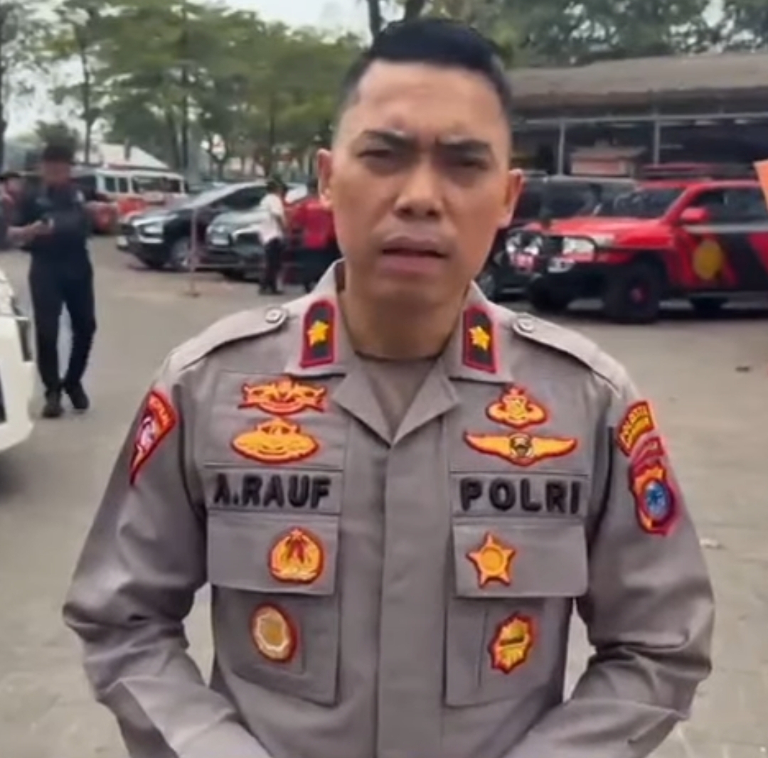 Doc. Kapolsek Kawasan Pelabuhan Laut (KPL) Banjarmasin Kompol Dr. M. Abd. Rauf saat memberikan keterangan terkait perkembangan penanganan dan koordinasi pencarian Kapal Virgo Transport 8 di kawasan Pelabuhan Trisakti Banjarmasin.