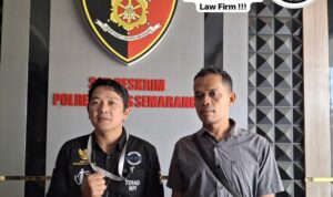 Tim Hukum FERADI WPI Dampingi Warga Gunungpati, Konfrontasi dalam Dugaan Penipuan dan Penggelapan Dijadwalkan Pekan Depan Doc. Wakil Ketua Umum DPP FERADI WPI sekaligus Ketua PBH FERADI WPI Advokat dan Paralegal DPC Kota Semarang, Sukindar, S.H., C.PFW., C.MDF., C.JKJ., C.FTAX., bersama klien warga Gunungpati yang didampingi dalam penanganan laporan dugaan tindak pidana penipuan dan penggelapan di Polrestabes Semarang. Pendampingan hukum dilakukan untuk memastikan hak-hak klien selama proses penyelidikan berjalan sesuai ketentuan hukum yang berlaku.