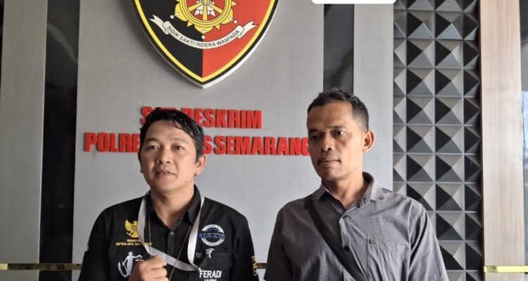 Doc. Wakil Ketua Umum DPP FERADI WPI sekaligus Ketua PBH FERADI WPI Advokat dan Paralegal DPC Kota Semarang, Sukindar, S.H., C.PFW., C.MDF., C.JKJ., C.FTAX., bersama klien warga Gunungpati yang didampingi dalam penanganan laporan dugaan tindak pidana penipuan dan penggelapan di Polrestabes Semarang. Pendampingan hukum dilakukan untuk memastikan hak-hak klien selama proses penyelidikan berjalan sesuai ketentuan hukum yang berlaku.