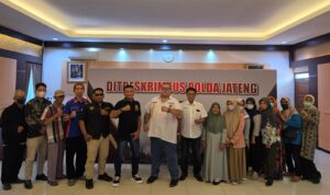 Doc. Tim Hukum FERADI WPI–Subur Jaya Lawfirm bersama puluhan korban Koperasi BMT Dinar Mulia usai mengikuti pertemuan dan menyampaikan keterangan awal terkait dugaan tindak pidana penipuan dan penggelapan serta dugaan TPPU di Ditreskrimsus Polda Jawa Tengah, Semarang, Senin (14/9/2026).