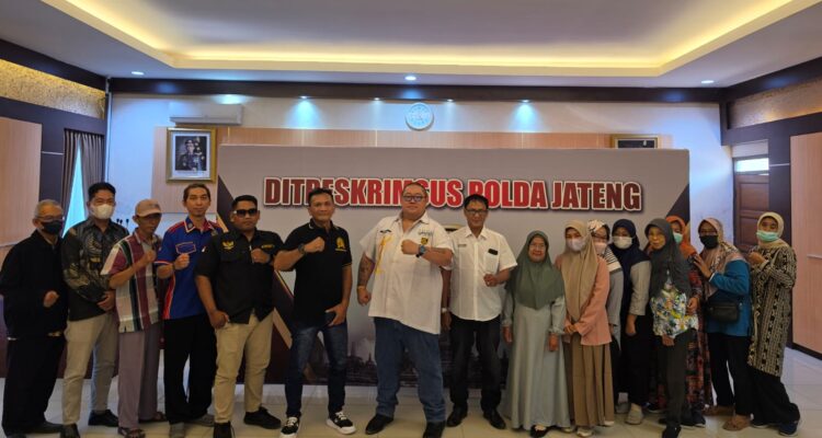 Doc. Tim Hukum FERADI WPI–Subur Jaya Lawfirm bersama puluhan korban Koperasi BMT Dinar Mulia usai mengikuti pertemuan dan menyampaikan keterangan awal terkait dugaan tindak pidana penipuan dan penggelapan serta dugaan TPPU di Ditreskrimsus Polda Jawa Tengah, Semarang, Senin (14/9/2026).
