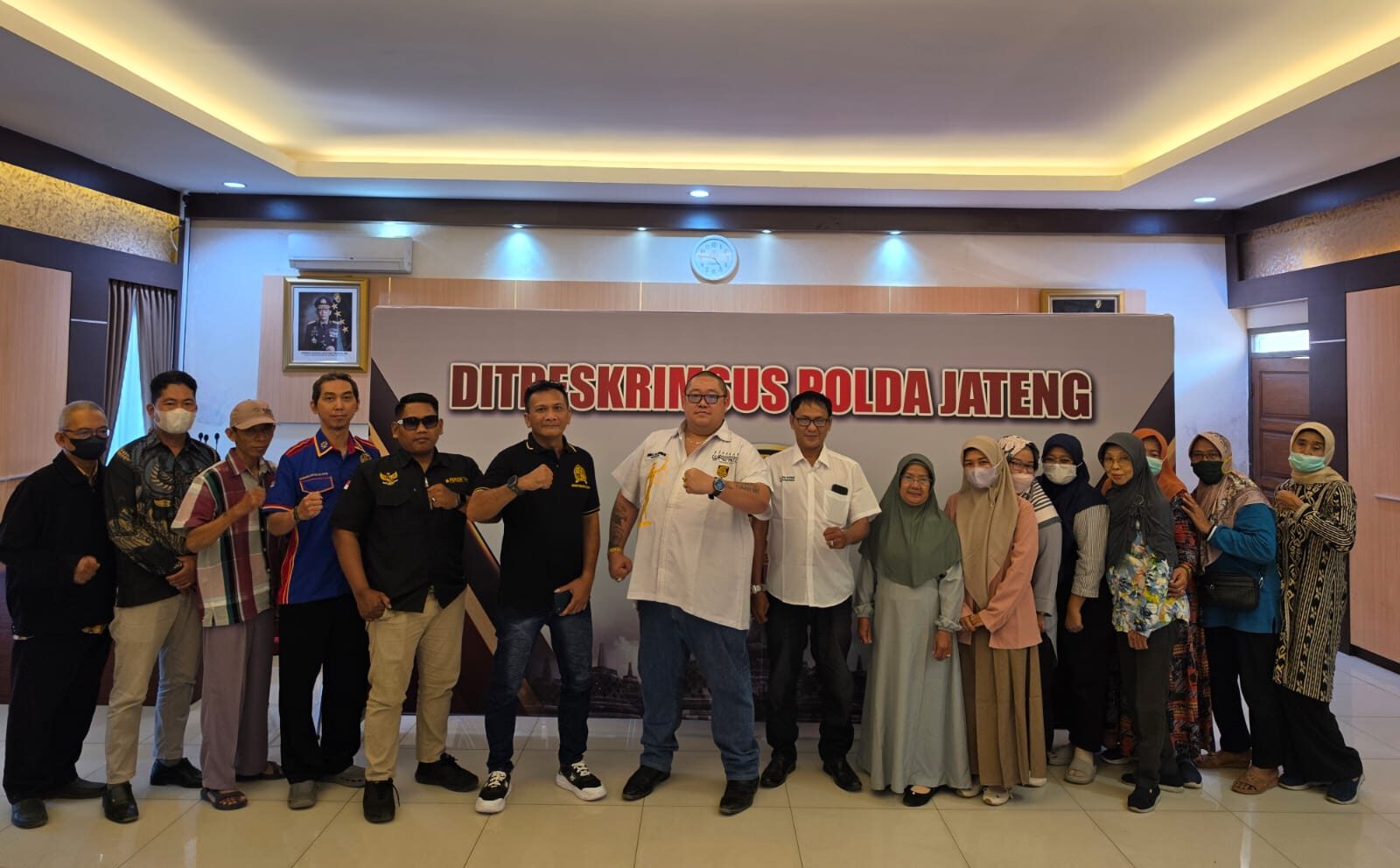 Doc. Tim Hukum FERADI WPI–Subur Jaya Lawfirm bersama puluhan korban Koperasi BMT Dinar Mulia usai mengikuti pertemuan dan menyampaikan keterangan awal terkait dugaan tindak pidana penipuan dan penggelapan serta dugaan TPPU di Ditreskrimsus Polda Jawa Tengah, Semarang, Senin (14/9/2026).