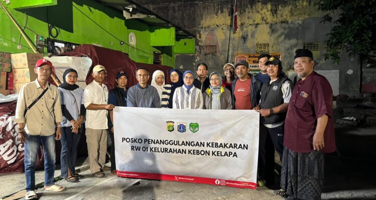 Doc. Jajaran FKLMK Kecamatan Gambir bersama Anggota Dewan Kota perwakilan Kecamatan Gambir, unsur LMK, FKDM, Karang Taruna, serta pengurus RT/RW berfoto bersama di Posko Penanggulangan Kebakaran RW 01, Kelurahan Kebon Kelapa, Jakarta Pusat, Senin (14/9/2026), setelah kegiatan penyerahan donasi bagi warga terdampak kebakaran.