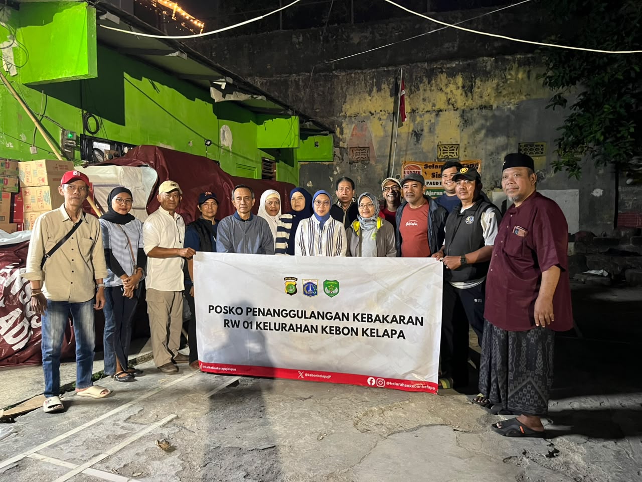 Doc. Jajaran FKLMK Kecamatan Gambir bersama Anggota Dewan Kota perwakilan Kecamatan Gambir, unsur LMK, FKDM, Karang Taruna, serta pengurus RT/RW berfoto bersama di Posko Penanggulangan Kebakaran RW 01, Kelurahan Kebon Kelapa, Jakarta Pusat, Senin (14/9/2026), setelah kegiatan penyerahan donasi bagi warga terdampak kebakaran.