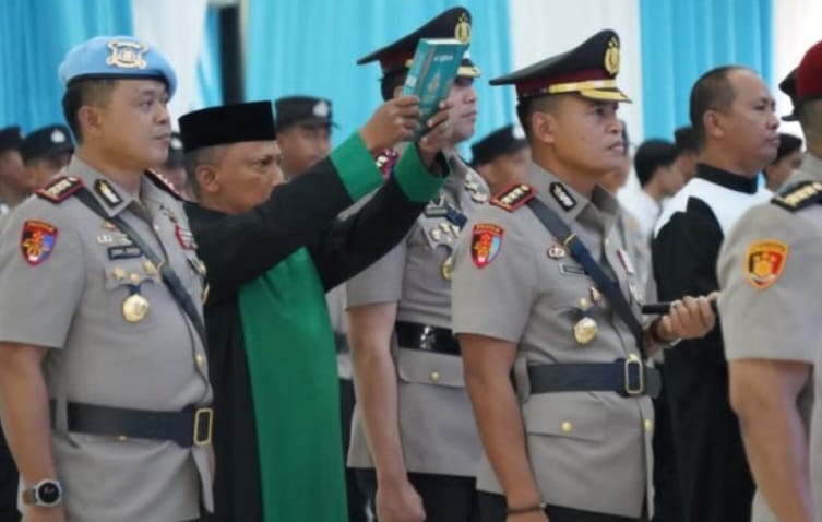 Doc. Kapolda Sulawesi Tenggara (Sultra) Irjen Pol. Dr. Himawan Bayu Aji, S.H., S.I.K., M.H., memimpin Serah Terima Jabatan (Sertijab) Pejabat Utama (PJU) dan Kapolres jajaran Polda Sultra di Aula Dharana Lastarya Mapolda Sultra, Jumat (11/9/2026). Dalam sertijab tersebut, Kombes Pol. Safi’i Nafsikin, S.H., S.I.K., M.H., menerima penugasan sebagai Kapolresta Kendari menggantikan Kombes Pol. Edwin Louis Sengka, S.I.K., M.Si.