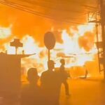 Doc. Kobaran api terlihat membakar sejumlah bangunan di kawasan Jalan Pasar Lama Laut, Kelurahan Pasar Lama, Kecamatan Banjarmasin Tengah, Kota Banjarmasin, Kalimantan Selatan, Rabu (16/9/2026) dini hari. Petugas pemadam kebakaran dan relawan dikerahkan untuk mengendalikan api agar tidak meluas ke bangunan di sekitar lokasi.