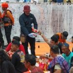 Doc. Sejumlah korban selamat KM Virgo Transport 8 berada di ruang penampungan setelah berhasil dievakuasi oleh tim SAR gabungan. Para korban mendapatkan penanganan dan bantuan kebutuhan dasar selama proses pendataan serta pemulihan, sementara operasi pencarian terhadap korban lain yang masih belum ditemukan terus dilakukan.