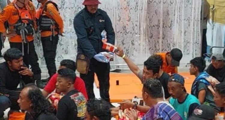 Doc. Sejumlah korban selamat KM Virgo Transport 8 berada di ruang penampungan setelah berhasil dievakuasi oleh tim SAR gabungan. Para korban mendapatkan penanganan dan bantuan kebutuhan dasar selama proses pendataan serta pemulihan, sementara operasi pencarian terhadap korban lain yang masih belum ditemukan terus dilakukan.