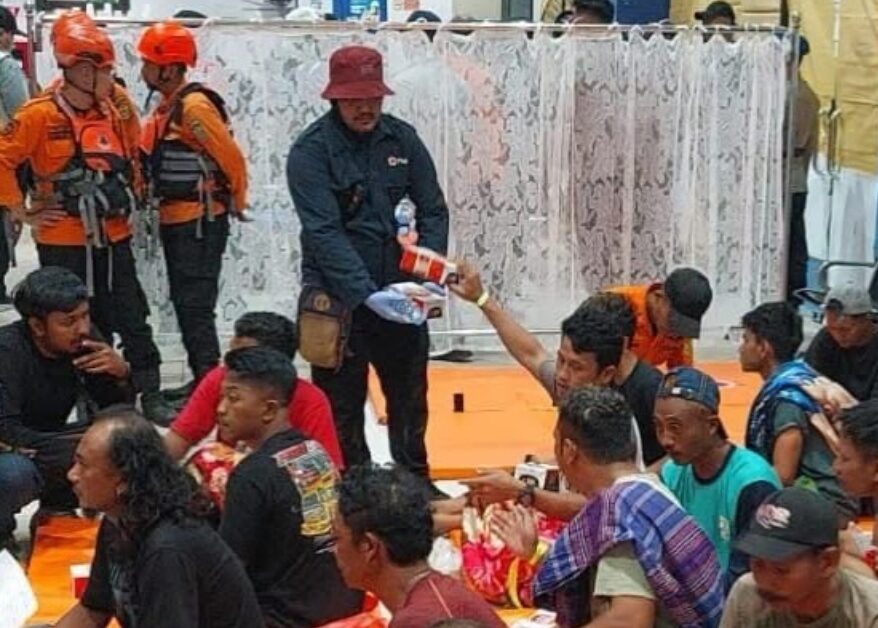 Doc. Sejumlah korban selamat KM Virgo Transport 8 berada di ruang penampungan setelah berhasil dievakuasi oleh tim SAR gabungan. Para korban mendapatkan penanganan dan bantuan kebutuhan dasar selama proses pendataan serta pemulihan, sementara operasi pencarian terhadap korban lain yang masih belum ditemukan terus dilakukan.