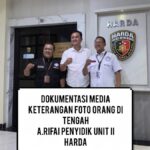 Doc. Tim hukum bersama penyidik Polres Metro Bekasi saat proses koordinasi terkait penanganan laporan dugaan penggelapan yang dilaporkan Hairil Tami. Dalam dokumentasi tersebut, A. Rifai selaku penyidik Unit II Harda tampak berada di posisi tengah. Pertemuan menjadi bagian dari komunikasi antara pihak kuasa hukum dan penyidik mengenai perkembangan penanganan perkara.