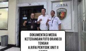 Lebih Setahun Belum Ada Kejelasan, Hairil Tami Pertanyakan Perkembangan Aduan Dugaan Penggelapan di Polres Metro Bekasi Doc. Tim hukum bersama penyidik Polres Metro Bekasi saat proses koordinasi terkait penanganan laporan dugaan penggelapan yang dilaporkan Hairil Tami. Dalam dokumentasi tersebut, A. Rifai selaku penyidik Unit II Harda tampak berada di posisi tengah. Pertemuan menjadi bagian dari komunikasi antara pihak kuasa hukum dan penyidik mengenai perkembangan penanganan perkara.