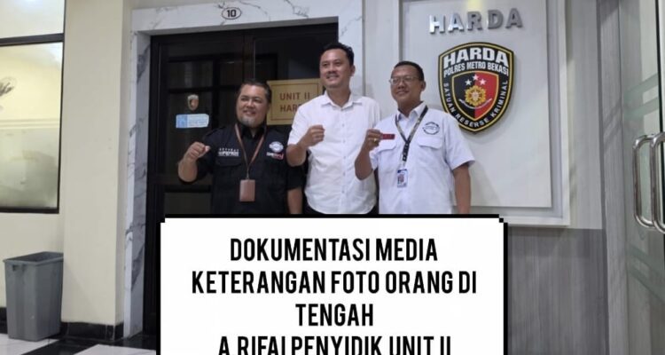 Doc. Tim hukum bersama penyidik Polres Metro Bekasi saat proses koordinasi terkait penanganan laporan dugaan penggelapan yang dilaporkan Hairil Tami. Dalam dokumentasi tersebut, A. Rifai selaku penyidik Unit II Harda tampak berada di posisi tengah. Pertemuan menjadi bagian dari komunikasi antara pihak kuasa hukum dan penyidik mengenai perkembangan penanganan perkara.