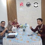 Doc. Tim Hukum Subur Jaya Law Firm–FERADI WPI bersama pihak Penggugat, Rubiyati, berfoto bersama di sela agenda persidangan perkara perdata Nomor 93/Pdt.G/2026/PN Kdl di Pengadilan Negeri Kendal, Kamis (17/9/2026). Dokumentasi tersebut diambil setelah pelaksanaan agenda mediasi yang tidak mencapai kesepakatan, sebelum perkara dilanjutkan ke tahap pemeriksaan pokok perkara.