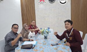 Doc. Tim Hukum Subur Jaya Law Firm–FERADI WPI bersama pihak Penggugat, Rubiyati, berfoto bersama di sela agenda persidangan perkara perdata Nomor 93/Pdt.G/2026/PN Kdl di Pengadilan Negeri Kendal, Kamis (17/9/2026). Dokumentasi tersebut diambil setelah pelaksanaan agenda mediasi yang tidak mencapai kesepakatan, sebelum perkara dilanjutkan ke tahap pemeriksaan pokok perkara.