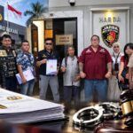 Doc. Ilustrasi penanganan aduan dugaan penggelapan yang disampaikan Hairil Tami di Unit II Harda Polres Metro Bekasi. Foto menampilkan pihak terkait saat berada di lingkungan Unit II Harda dengan membawa dokumen, sebagai ilustrasi pemberitaan mengenai sorotan terhadap perkembangan penanganan perkara dan permintaan kejelasan proses hukum.