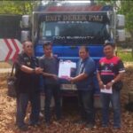 Doc. Ketua PBH FERADI WPI Area Subang II, Ass. Adv. Benni Rusli, C.PFW., C.MDF., C.JKJ., C.FTAX., bersama pengemudi kendaraan saat menerima dan memegang dokumen terkait pengembalian mobil derek yang sebelumnya dititipkan sebagai barang bukti di Kejaksaan Negeri Subang. Dokumentasi dilakukan di depan kendaraan setelah proses pengembalian kepada pemilik selesai.