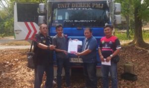 Benni Rusli Bantu Pengembalian Mobil Derek yang Dititipkan di Kejari Subang Doc. Ketua PBH FERADI WPI Area Subang II, Ass. Adv. Benni Rusli, C.PFW., C.MDF., C.JKJ., C.FTAX., bersama pengemudi kendaraan saat menerima dan memegang dokumen terkait pengembalian mobil derek yang sebelumnya dititipkan sebagai barang bukti di Kejaksaan Negeri Subang. Dokumentasi dilakukan di depan kendaraan setelah proses pengembalian kepada pemilik selesai.