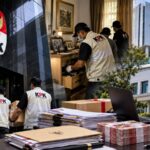 Doc. ILUSTRASI — Tim penyidik Komisi Pemberantasan Korupsi (KPK) melakukan rangkaian penggeledahan terkait penyidikan dugaan suap dalam pengurusan Hak Guna Bangunan (HGB) yang berkaitan dengan PT Summarecon Agung Tbk dan lingkungan Kementerian Agraria dan Tata Ruang/Badan Pertanahan Nasional (ATR/BPN). Ilustrasi menggambarkan proses pengumpulan dokumen dan barang bukti dalam rangkaian penyidikan perkara tersebut. Foto: Ilustrasi/KawanJariNews.com.