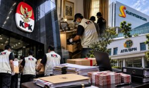 KPK Dalami Aliran Uang dalam Kasus Dugaan Suap HGB, Rumah Dirjen ATR/BPN Digeledah Doc. ILUSTRASI — Tim penyidik Komisi Pemberantasan Korupsi (KPK) melakukan rangkaian penggeledahan terkait penyidikan dugaan suap dalam pengurusan Hak Guna Bangunan (HGB) yang berkaitan dengan PT Summarecon Agung Tbk dan lingkungan Kementerian Agraria dan Tata Ruang/Badan Pertanahan Nasional (ATR/BPN). Ilustrasi menggambarkan proses pengumpulan dokumen dan barang bukti dalam rangkaian penyidikan perkara tersebut. Foto: Ilustrasi/KawanJariNews.com.