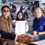 Doc. Foto ilustrasi yang menggambarkan komitmen keluarga Fujiyanto melalui kuasa hukumnya untuk menempuh penyelesaian secara Restorative Justice (RJ) terkait perkara perkelahian di area parkir Swalayan Benang Raja, Salatiga. Ilustrasi menampilkan pihak keluarga bersama kuasa hukum, dokumen pernyataan, serta elemen simbolis berupa proses hukum, rekaman CCTV, perawatan medis, dan institusi kepolisian sebagai representasi rangkaian perkara. Foto ini merupakan ilustrasi untuk kepentingan pemberitaan dan bukan dokumentasi langsung keseluruhan rangkaian peristiwa.