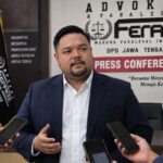 Doc. Adv. M. Ismail Zulkarnain, S.H., CCLA., CMDF., CTL., Ketua DPD FERADI WPI Jawa Tengah, saat menyampaikan pandangan terkait penanganan dugaan kekerasan terhadap M. Sholeh Abdullah Ali R. di area parkir Toko Benang Raja, Salatiga. Ismail meminta agar penyidik menangani perkara secara objektif dengan menguji rekaman CCTV, keterangan saksi, bukti medis, serta alat bukti lainnya sesuai ketentuan hukum yang berlaku.