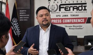Doc. Adv. M. Ismail Zulkarnain, S.H., CCLA., CMDF., CTL., Ketua DPD FERADI WPI Jawa Tengah, saat menyampaikan pandangan terkait penanganan dugaan kekerasan terhadap M. Sholeh Abdullah Ali R. di area parkir Toko Benang Raja, Salatiga. Ismail meminta agar penyidik menangani perkara secara objektif dengan menguji rekaman CCTV, keterangan saksi, bukti medis, serta alat bukti lainnya sesuai ketentuan hukum yang berlaku.