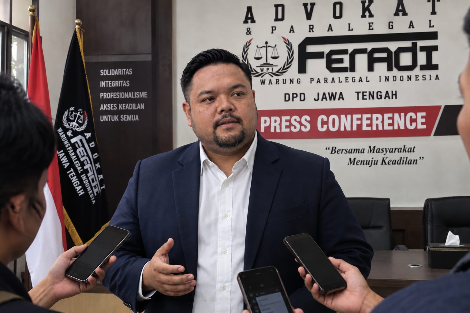 Doc. Adv. M. Ismail Zulkarnain, S.H., CCLA., CMDF., CTL., Ketua DPD FERADI WPI Jawa Tengah, saat menyampaikan pandangan terkait penanganan dugaan kekerasan terhadap M. Sholeh Abdullah Ali R. di area parkir Toko Benang Raja, Salatiga. Ismail meminta agar penyidik menangani perkara secara objektif dengan menguji rekaman CCTV, keterangan saksi, bukti medis, serta alat bukti lainnya sesuai ketentuan hukum yang berlaku.