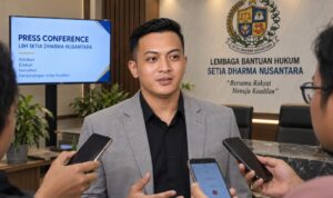 Jelang Sidang Perdana, Kuasa Hukum Keluarga Mamat Godril Minta Pembuktian Dilakukan Cermat dan Objektif Doc. Adv. Willy Triatama Bandrio, S.H., CMDF., CPLA., selaku Advokat/Kuasa Hukum Ahli Waris atau Keluarga Korban Alm. Muhammad Zuhri alias Mamat Godril dari LBH Setia Dharma Nusantara. Menjelang sidang perdana perkara penusukan yang mengakibatkan Mamat Godril meninggal dunia di Pengadilan Negeri Pekalongan, Senin (21/9/2026), Willy meminta agar seluruh proses pembuktian dilakukan secara cermat, objektif, dan menyeluruh berdasarkan fakta serta alat bukti yang sah di persidangan.