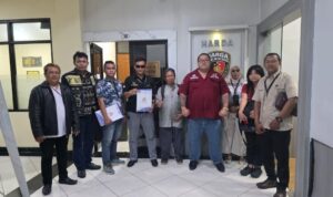 Viral! Aduan Hairil Tami di Polres Metro Bekasi Disorot, Kuasa Hukum Pertanyakan Progres Penanganan Perkara Doc. Pelapor Hairil Tami bersama tim kuasa hukumnya saat mengajukan laporan terkait dugaan penggelapan di Polres Metro Bekasi, Kabupaten Bekasi. Laporan tersebut diajukan pada 10 September 2025 dan selanjutnya menjadi dasar permintaan pihak pelapor untuk memperoleh informasi mengenai perkembangan penanganan perkara serta SP2HP dari penyidik.