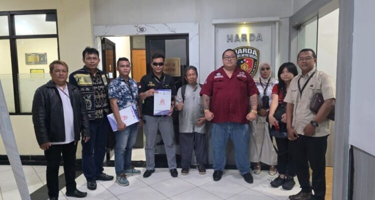 Doc. Pelapor Hairil Tami bersama tim kuasa hukumnya saat mengajukan laporan terkait dugaan penggelapan di Polres Metro Bekasi, Kabupaten Bekasi. Laporan tersebut diajukan pada 10 September 2025 dan selanjutnya menjadi dasar permintaan pihak pelapor untuk memperoleh informasi mengenai perkembangan penanganan perkara serta SP2HP dari penyidik.
